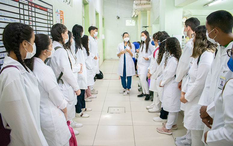 Estudantes de educação profissional iniciam estágio no Hospital César Cals